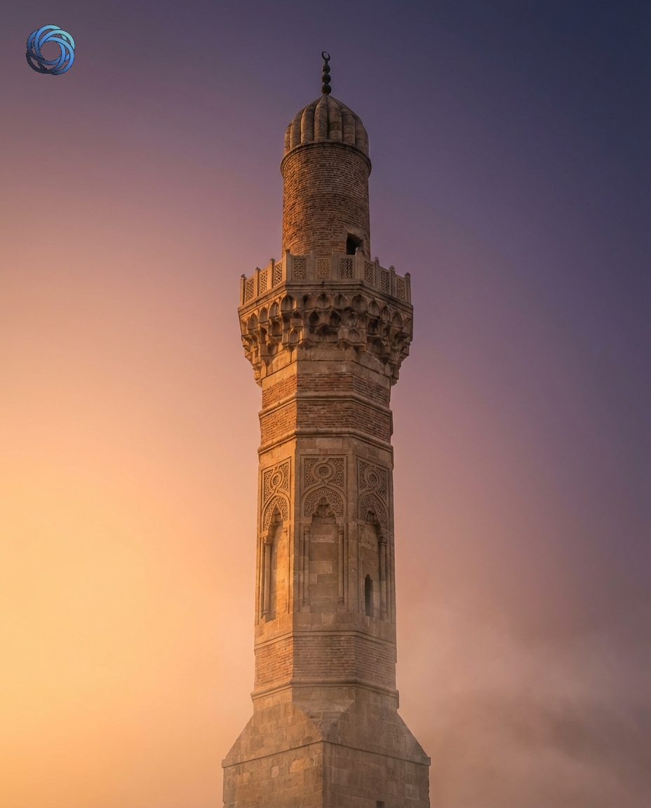 مئذنة عند الغروب مع ضباب خفيف (ساعة ذهبية)