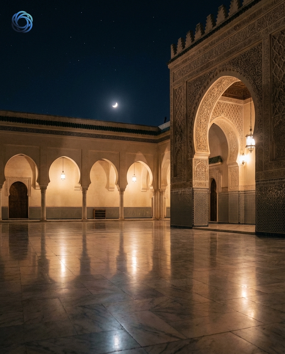 ساحة مسجد ليلاً مع انعكاس على الرخام (سينمائي)